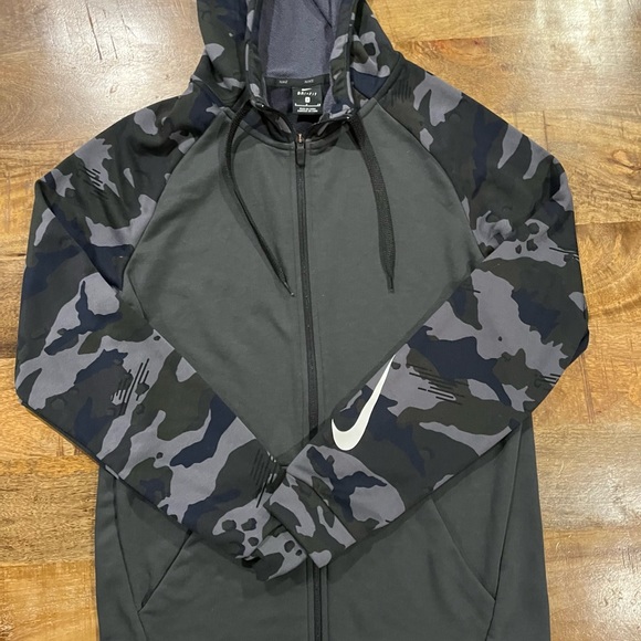 NWOT Nike Men’s sweatshirt size small. Camp black and grey sleeves - Picture 3 of 8